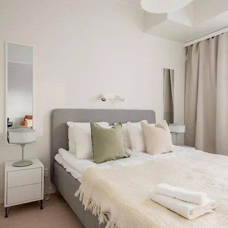 Modern 1br + Balcony By Finnoo Metro شقة
