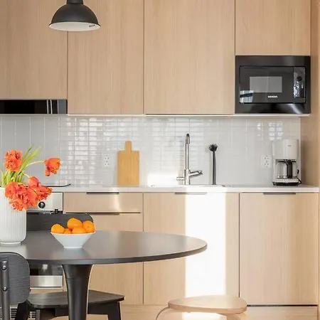 Modern 1br + Balcony By Finnoo Metro شقة *