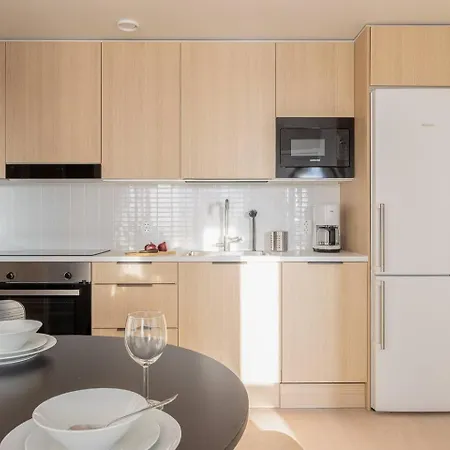 Modern 1br + Balcony By Finnoo Metro شقة